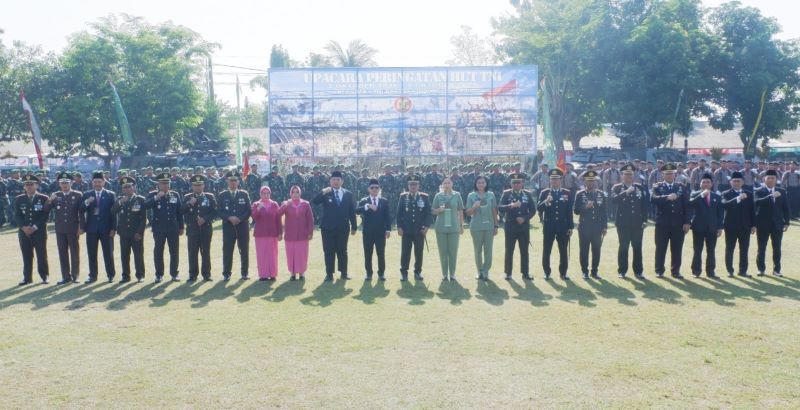 KHIDMAT: Danrem 082/CPYJ Kolonel Inf Batara menjadi inspektur upacara Peringatan HUT ke-80 TNI yang digelar di Lapangan Cikaran Asrama Korem 082/CPYJ, Jalan Gajah Mada, Kelurahan Magersari.