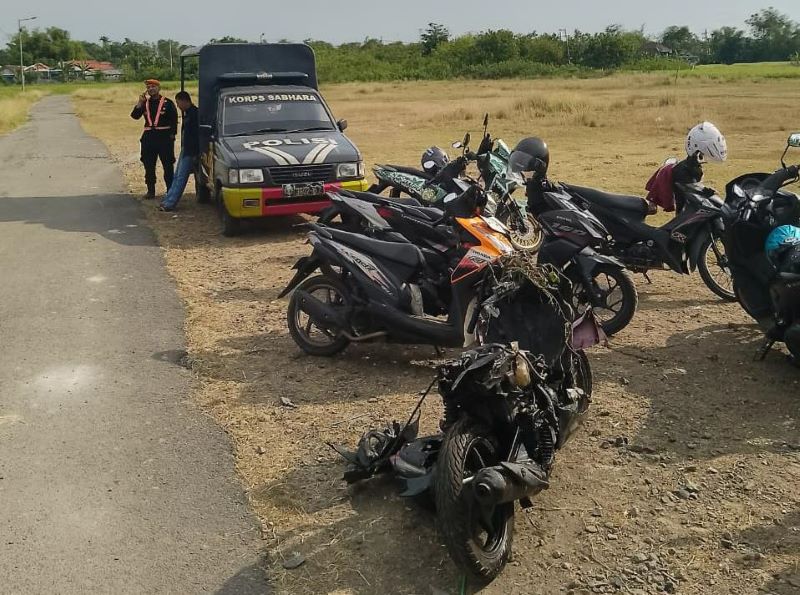 RINGSEK: Petugas Polsek Mojoanyar mengamankan motor Honda Vario Nopol S 5726 NK yang ringsek disambar KA di perlintasan Dusun Wonoayu, Desa Kepuhanyar, Sabtu (4/10).