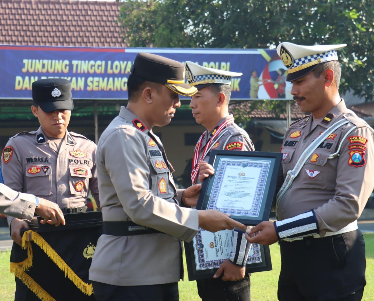 PRESTASI: Anggota Turjawali Satlantas Polres Mojokerto Kota menerima penghargaan yang diserahkan Wakapolres Kompol Suwarno