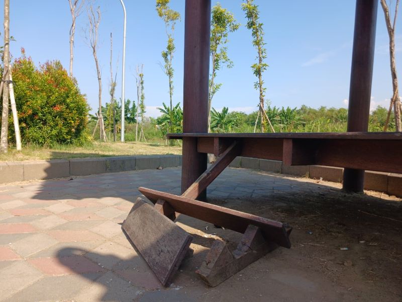 RONTOK: Tangga gazebo TBM di Kecamatan Prajurit Kulon, Kota Mojokerto, yang rusak, kemarin (6/10).