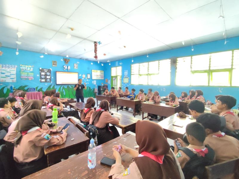 MELEKAT: Siswa SMPN 1 Sooko tengah mengikuti kegiatan belajar mengajar. Mulai tahun ajaran baru ini, sekolah tersebut sudah mengimplementasikan mapel koding dan AI.