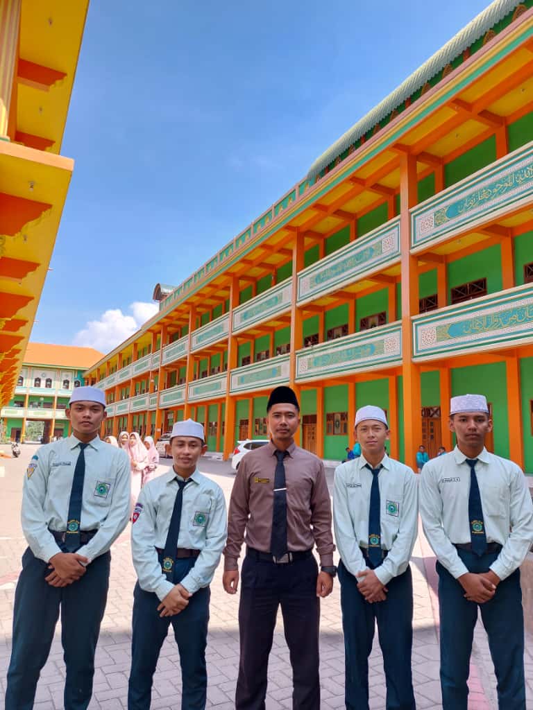 Muhammad Musaf Sholeh Assobiro, Muhammad Luthfi Ramdhani, Moch Iqsal Permana, dan Muhammad Rizal Afandi bersama pembimbing Rohmat Sugianto, S.Sos.