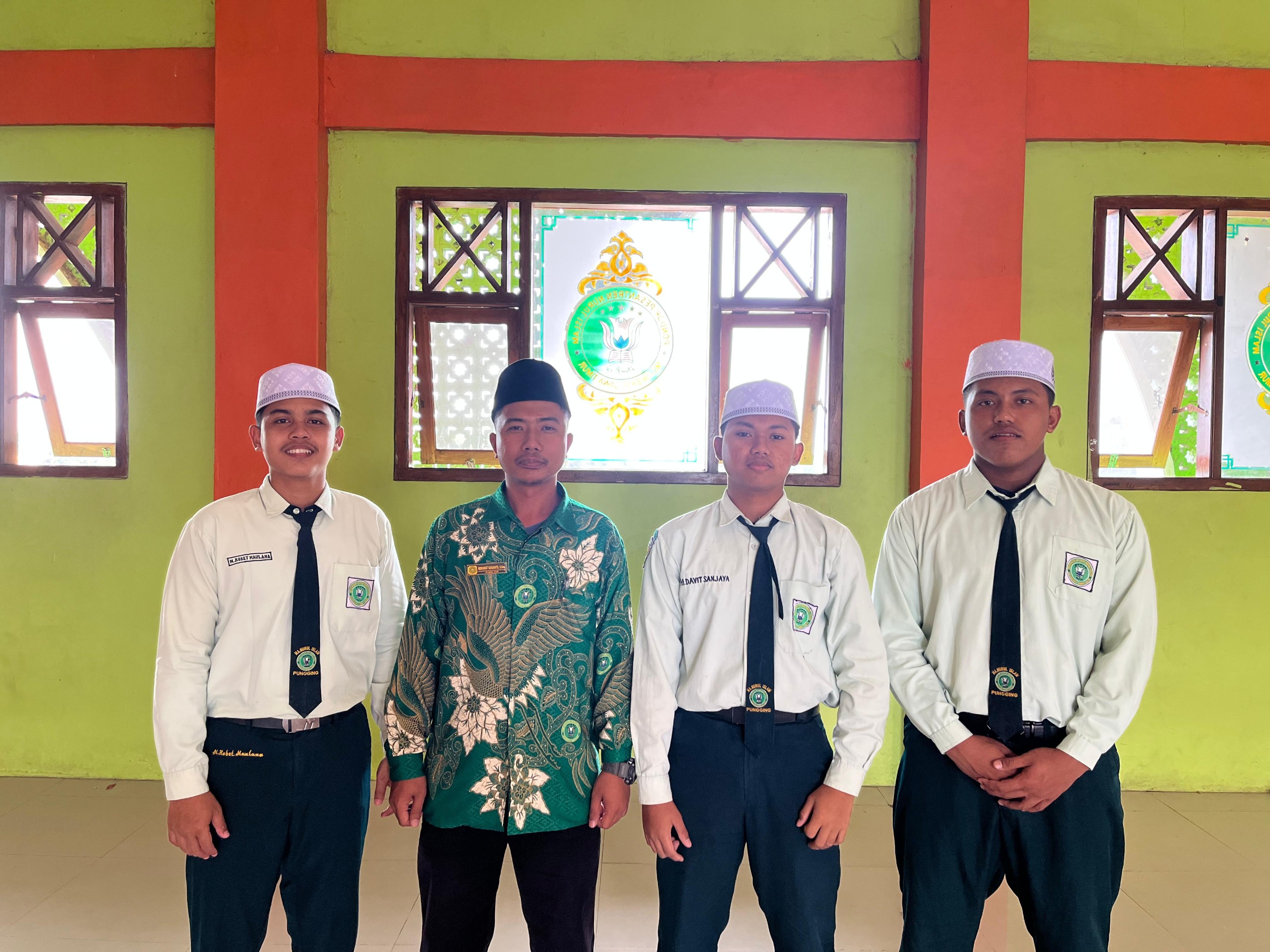 Mochamad Davit Sanjaya, Mukhammad Robet Maulana, dan Muhammad Fauzi Bachtiar bersama pembimbing Rokhmat Sugianto, S.Sos.
