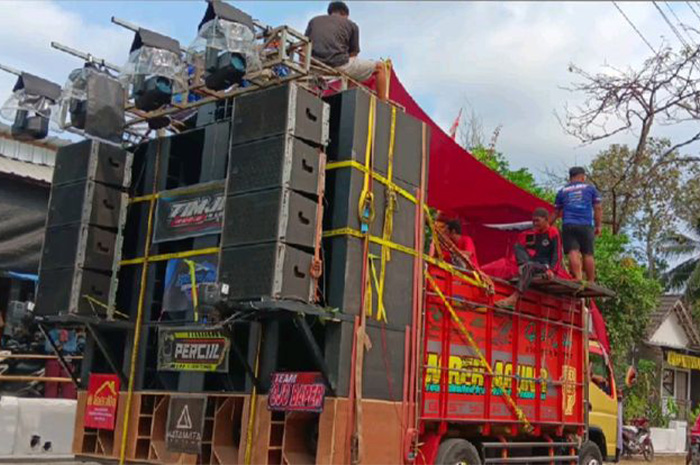 Sound horeg, dengan dentuman bass yang menggelegar dari truk sound system