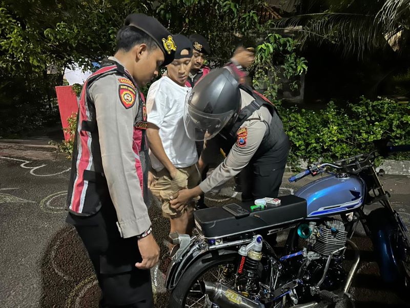 BIKIN BISING: Petugas patroli Satsamapta Polres Mojokerto Kota menindak pengguna knalpot brong, kemarin (7/10).