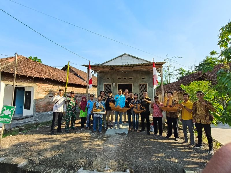 KREATIF: Pemuda Desa Mojowiryo memamerkan karya seni miniatur kapal pinisi saat lomba pemuda pelopor yang digelar Disbudporapar Kabupaten Mojokerto beberapa waktu lalu.