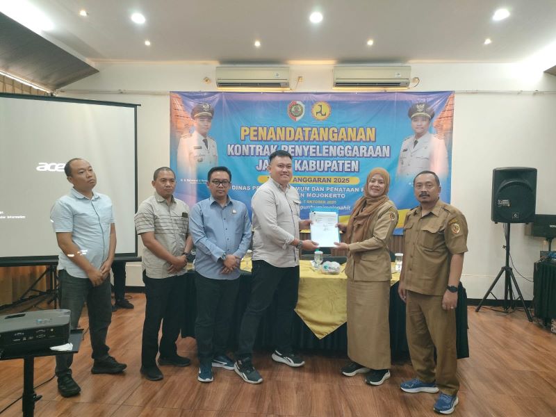 DIGULIRKAN: Plt Kepala Dinas PUPR Kabupaten Mojokerto Anik Mutammima Kurniawati bersama APH memberi arahan saat penandatanganan kontrak 12 proyek di XOW Jalan Jayanegara, Desa Banjaragung, Puri.
