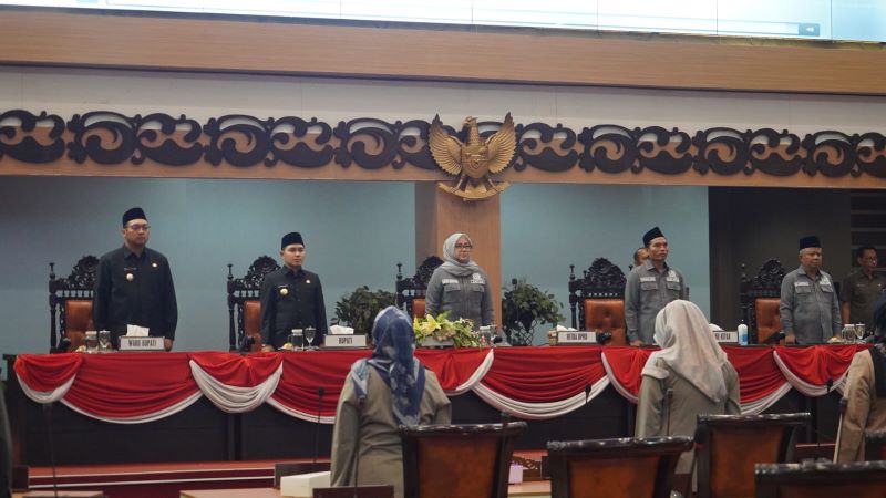 SIDANG PARIPURNA: Ketua DPRD Kabupaten Mojokerto Ayni Zuroh memimpin sidang paripurna pembahasan raperda APBD 2026 di kantor DPRD, kemarin (7/10).