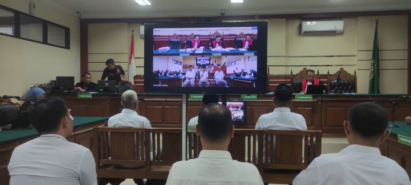SIDANG LANJUTAN: Para saksi yang dihadirkan dalam persidangan perkara dugaan tindak pidana korupsi proyek pujasera di kompleks TBM Jalan Ir Soekarno, Prajurit Kulon, menunjukkan beberapa bukti.