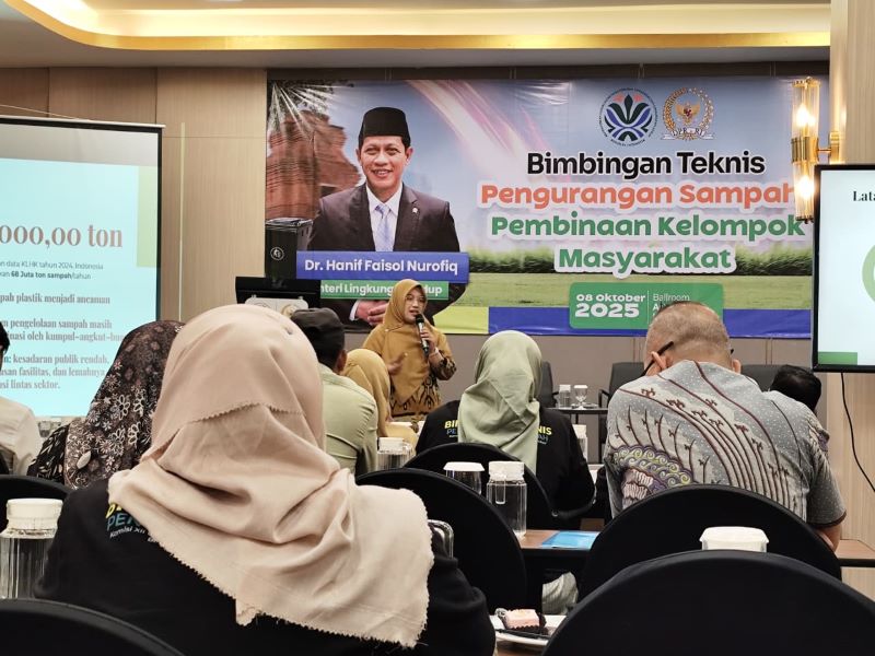 BERI MASUKAN: Anggota Komisi XII DPR RI Meitri Citra Wardani memulai bimtek pengurangan sampah yang dihadiri berbagai kalangan masyarakat, Rabu (8/10).