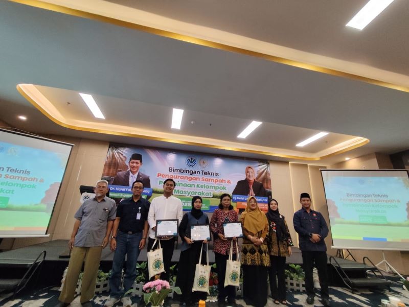 ATASI BERSAMA: Ketiga narasumber bimtek menerima sertifikat dari anggota Komisi XII DPR RI Meitri Citra Wardani sebagai bentuk apresiasi.