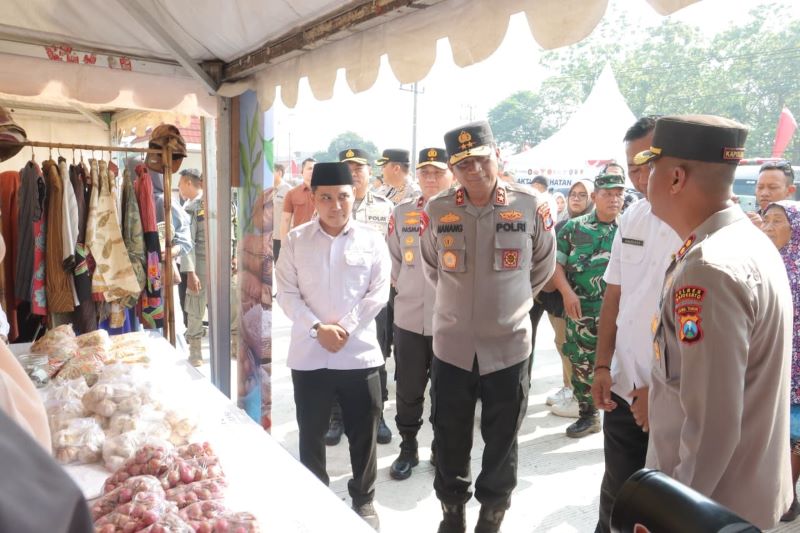 KETAHANAN PANGAN: Polda Jatim bersama Perum BULOG Kantor Wilayah Jatim dan Pemkab Mojokerto juga gelar pasar murah, kemarin (8/10).