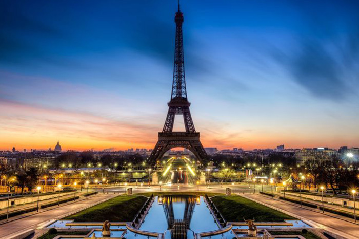 Menara Eiffel, simbol kebanggaan Prancis sekaligus ikon dunia, selalu berhasil memikat hati siapapun yang berkunjung ke Paris. sumber foto: pinterets