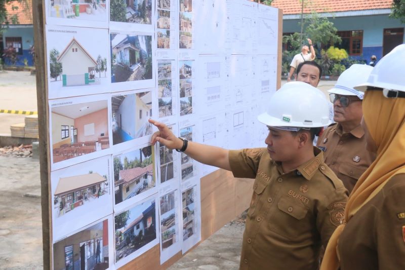SIDAK: Bupati Mojokerto, Muhammad Al Barra saat meninjau pembangunan dua RKB di SDN Kebondalem di Kecamatan Mojosari.