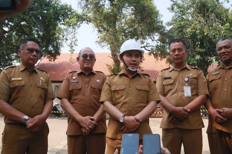 PENGAWASAN: Monitoring pembangunan ini juga dihadiri jajaran Forkopimca Mojosari, Kepala Dinas Pendidikan Kabupaten Mojokerto, perangkat desa, serta Kepala SDN Kebondalem.