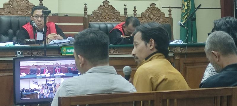 UJI KETERANGAN: Saksi Ono Kurniawan tengah dicecar JPU saat sidang pemeriksaan saksi kasus korupsi kapal TBM di Pengadilan Tipikor Surabaya di Sidoarjo, Selasa (8/10).