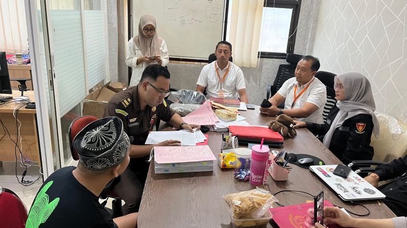 TAHANAN KEJAKSAAN: Penyidik kepolisian menyerahkan Rio Filian Tono (memakai peci) ke Kejari Kabupaten Mojokerto untuk diproses lebih lanjut.