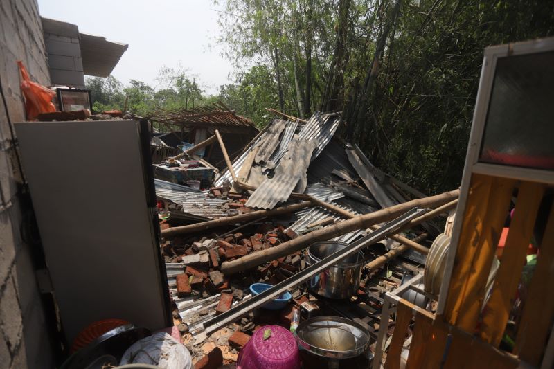 RUSAK BERAT: Kondisi rumah warga di Desa Penompo, Kecamatan Jetis, setelah diterjang angin kencang, kemarin (9/10).