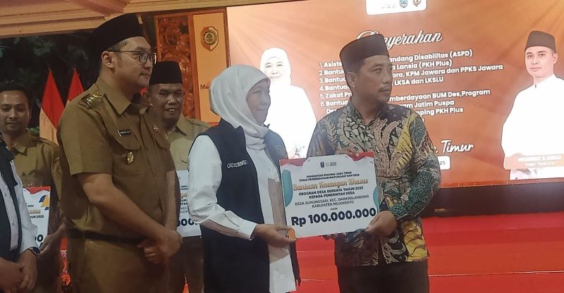 BERDAYAKAN MASYARAKAT: Kepala Desa Gunungsari Susanto menerima bantuan keuangan khusus yang diserahkan Gubernur Jatim Khofifah Indar Parawansa secara simbolis di Pendopo Graha Maja Tama Pemkab.