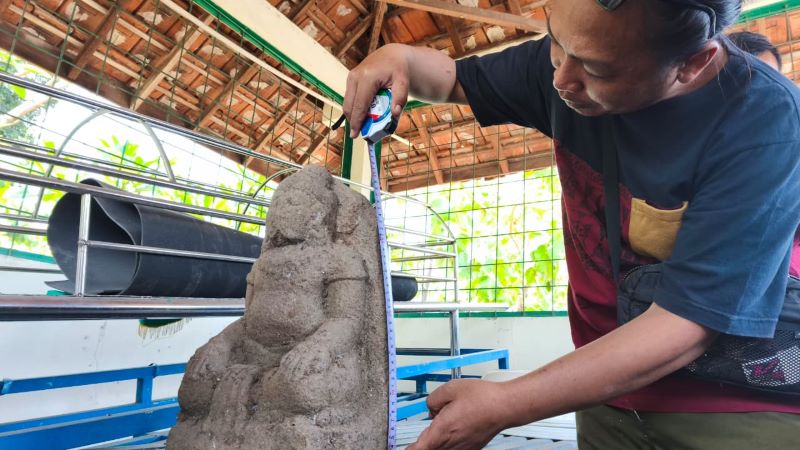 DITELITI: Wujud arca dewa yang ditemukan di pemakaman umum Dusun Mojojejer, Desa Pesanggrahan, Kecamatan Kutorejo, kemarin (10/10).