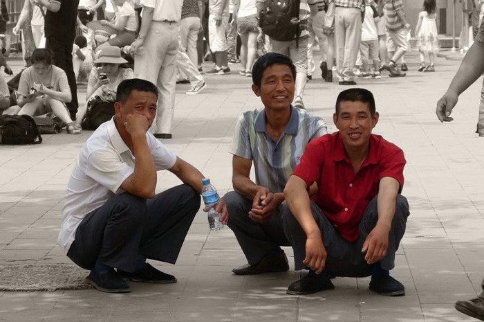 Bagi sebagian besar orang Asia, duduk jongkok dengan kedua kaki menapak penuh di tanah bukanlah hal yang sulit. Sumber Foto: Google