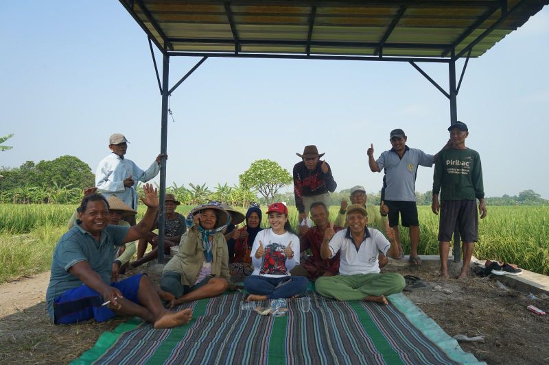 PEJUANG PANGAN: Ketua DPRD Kota Mojokerto Ery Purwanti duduk bersama para petani di areal persawahan di Kecamatan Prajurit Kulon.