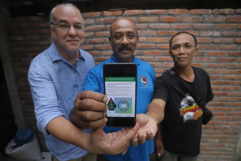 LEBIH CANGGIH: Dari kiri, Steven Bastian, Tisno, dan Eko Muyono menunjukkan Aplikasi Garda Sumber Towo yang diluncurkan, kemarin (10/10).