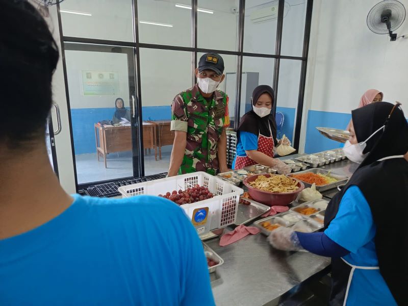 DIPERBAIKI: Penyajian menu MBG di dapur SPPG Gayaman dievaluasi oleh pengelola, kemarin (10/10).