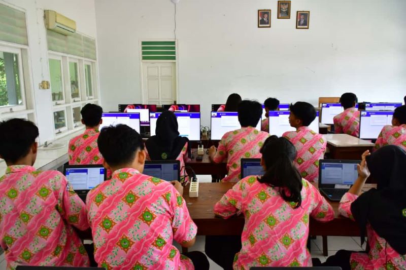 PERTAMA KALI: Siswa SMAN 2 Mojokerto tampak serius mengerjakan soal-soal dalam simulasi TKA, Kamis (9/10).