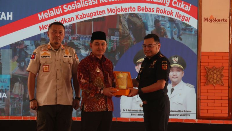 SINERGITAS: Bupati Mojokerto Muhammad Albarraa didampingi Kasatpol PP M. Taufiqurrohman menyerahkan suvenir kepada Kepala Kantor Bea Cukai Sidoarjo Rudy Hery Kurniawan di Pendapa Graha Majatama.