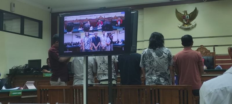 UJI SAKSI: Lima saksi dari tenaga ahli dan personel lapangan proyek kapal TBM saat sidang di Pengadilan Tipikor Surabaya, Selasa (7/10).