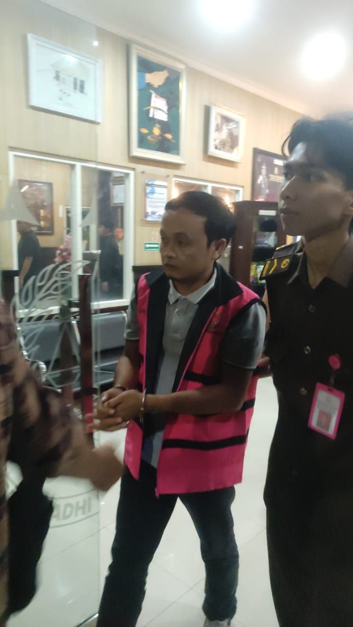NAIK STATUS: IM dan SS yang sebelumnya diperiksa sebagai saksi kini turut menjadi tersangka dalam kasus korupsi BPRS Mojo Artho.