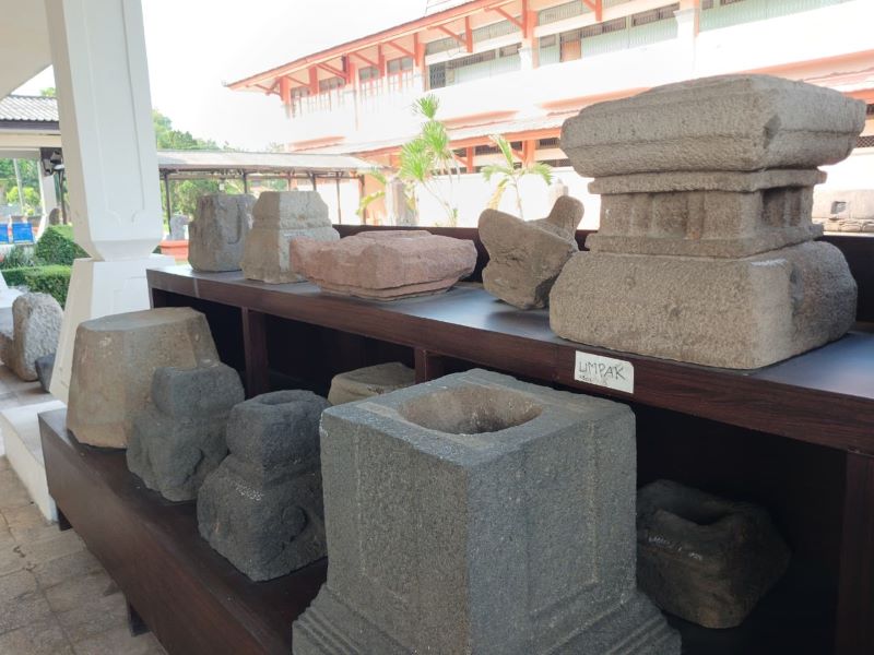 BENDA ARKEOLOGIS: Umpak dan pilar selubung berbahan batu peninggalan Kerajaan Majapahit di Museum Majapahit.