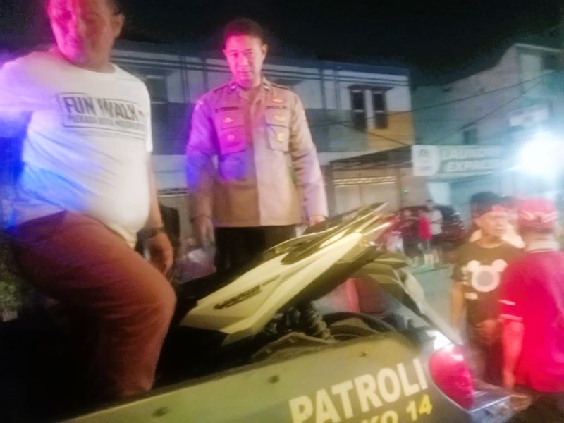 PENANGANAN: Motor korban diamankan petugas kepolisian usai mengalami kecelakaan tunggal di Jalan Teratai, Desa/Kecamatan Sooko, Rabu (9/10) malam.