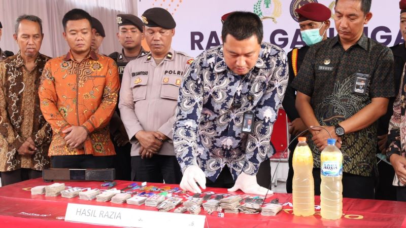BARANG TERLARANG: Petugas gabungan, Lapas Kelas II-B dan Polres Mojokerto, menunjukkan barang hasil sitaan razia dari kamar napi dan tahanan, Jumat (10/10).