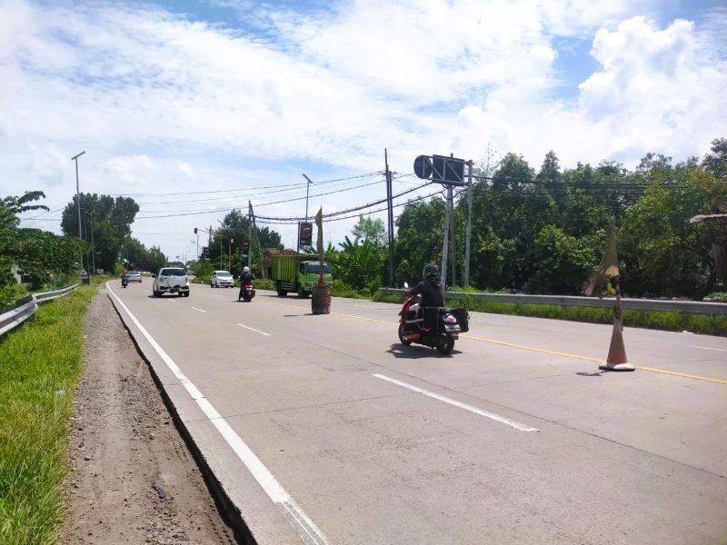 SUHU MENINGKAT: Pengendara melintasi Jalan Raya Bypass Desa Kenanten, Kecamatan Puri, Kabupaten Mojokerto, di bawah terik matahari, kemarin (11/10).