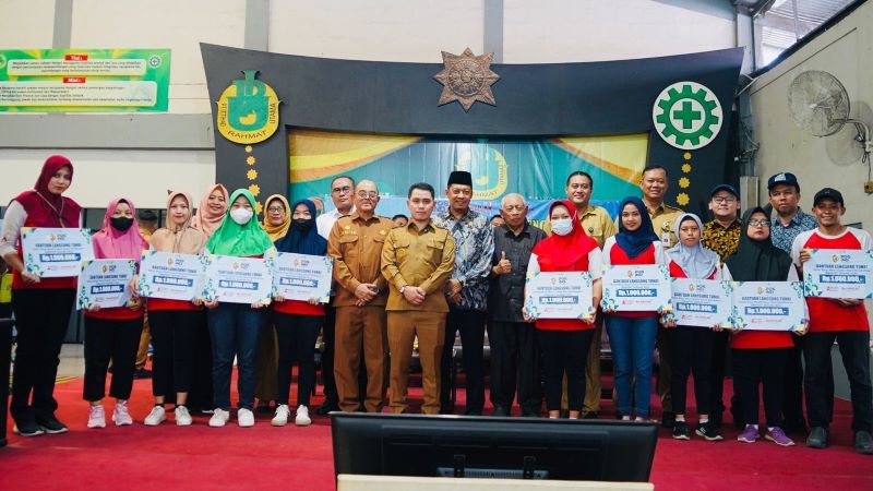 SEMRINGAH: Bupati Muhammad Albarraa didampingi Kepala Dinsos Try Raharjo Murdianto dan kepala OPD terkait menyalurkan BLT DBHCHT kepada buruh pabrik rokok PT. Ittihad Rahmad Utama.