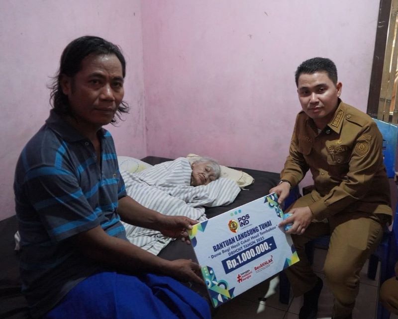 HOME VISIT: Bupati Muhammad Albarraa menyalurkan BLT DBHCHT kepada lansia di Desa Padangasri, Kecamatan Jatirejo.