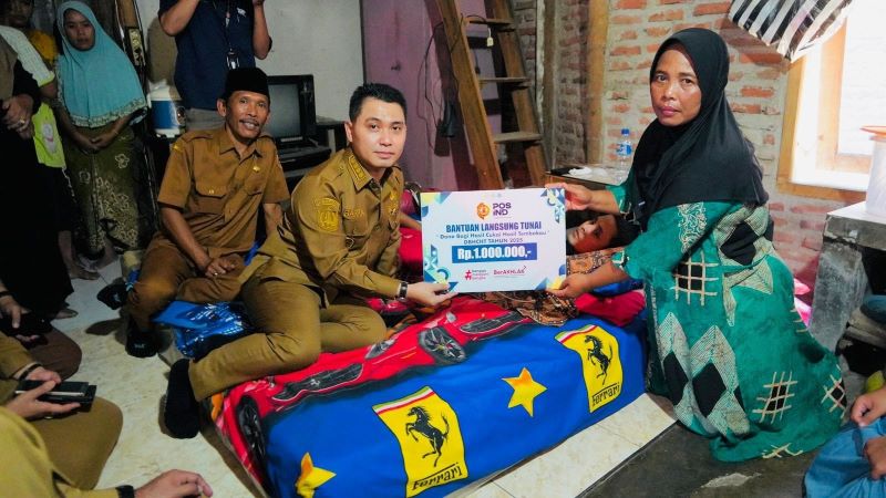 BANTUAN LANGSUNG: Bupati Muhammad Albarraa menyalurkan BLT DBHCHT kepada penyandang disabilitas asal Desa Pakis, Kecamatan Trowulan.