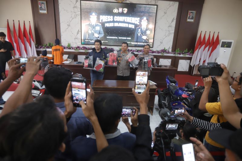 DIKEMBANGKAN: Polisi menunjukkan barang bukti kasus curanmor saaat komferensi pers, Kamis (9/10).