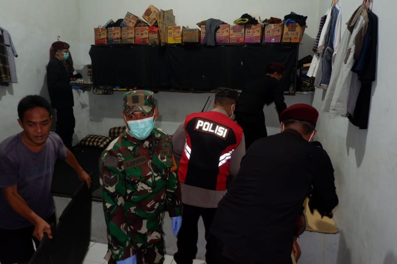 DIGENCARKAN: Petugas menggeledah kamar hunian di Lapas Kelas IIB Mojokerto dalam razia Sabtu (11/10).