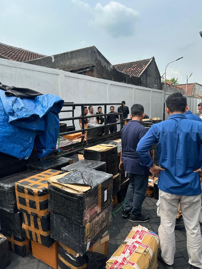 DIBEBERKAN: Tersangka dan barang bukti rokok ilegal saat diserahkan kantor Bea Cukai Sidoarjo ke Kejaksaan Negeri Kabupaten Mojokerto, Agustus lalu.