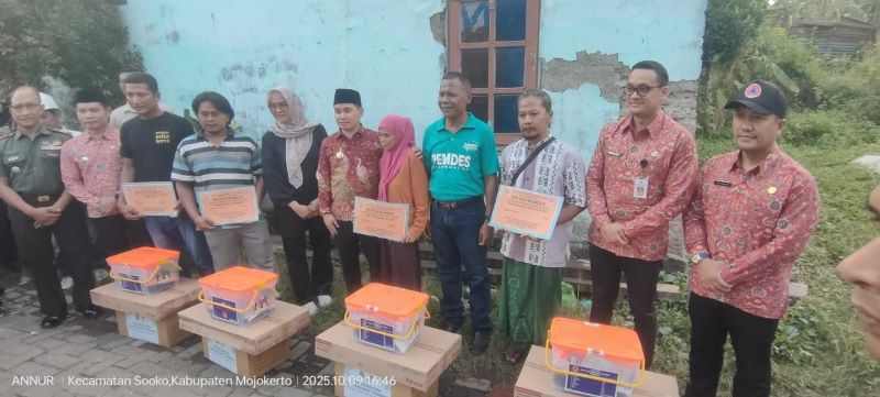 SERAHKAN BANTUAN: Kepala Desa Kedungmaling Edy Prabowo mendampingi Bupati Mojokerto Muhammad Albarraa saat memberikan bantuan bagi korban angin kencang yang terjadi, Rabu (8/10) lalu.