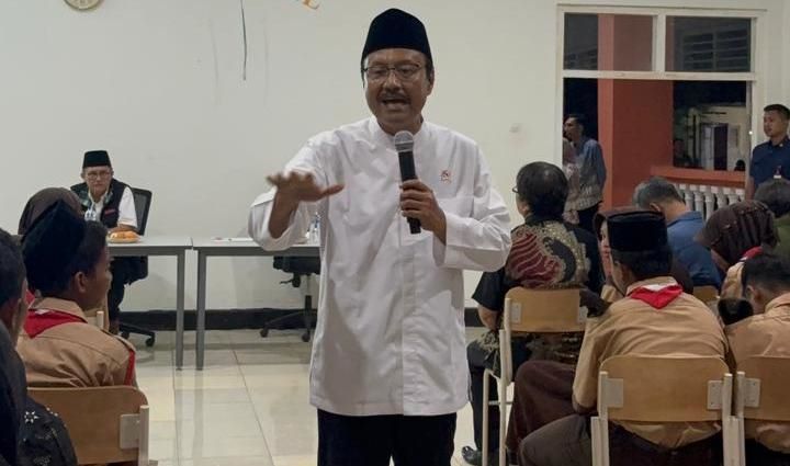NEGARA HADIR: Menteri Sosial RI Saifullah Yusuf atau Gus Ipul memberi motivasi kepada siswa SR di Desa Terusan, Kecamatan Gedeg, Kabupaten Mojokerto, Sabtu malam (11/10).