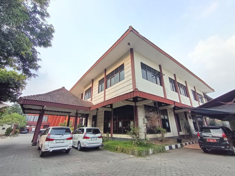 BIKIN MOLOR: Proyek pembangunan masjid di eks gedung DPRD Kota Mojokerto yang masih harus kembali dilelang ulang.