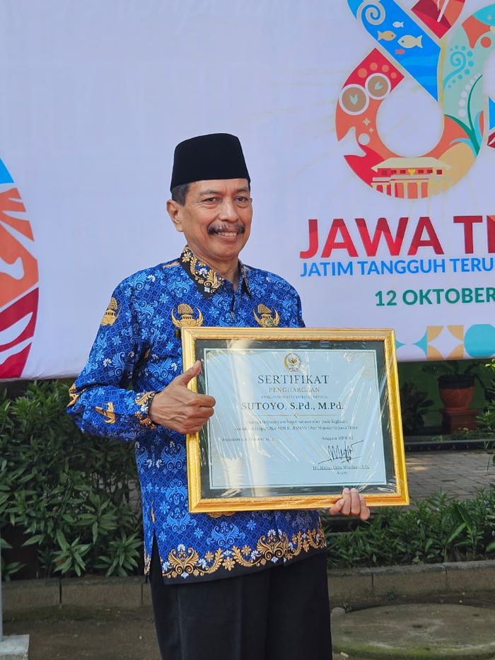 PENGHARGAAN: Kepala SMAN 1 Puri mendapatkan penghargaan sebagai narasumber empat pilar kebangsaan dari MPR RI.