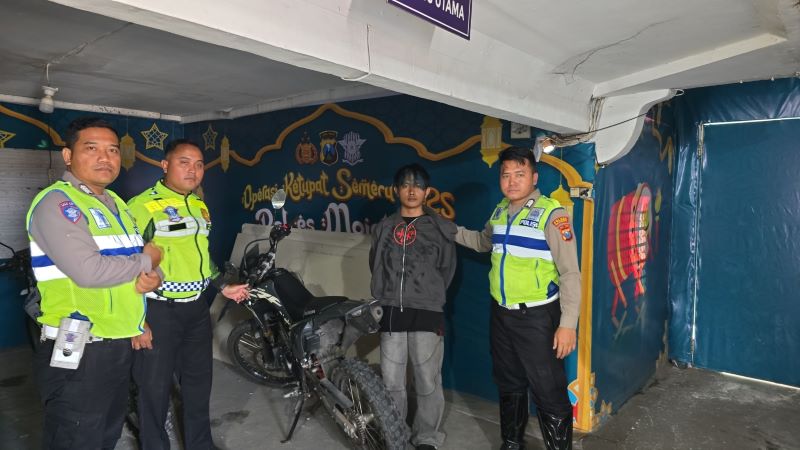 DIAMANKAN: Petugas Satlantas Polres Mojokerto mengamankan pelaku penipuan di Pos Simpang Kenanten, Sabtu (12/10).
