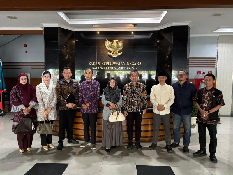 KEPEGAWAIAN: Udji Pramono bersama Komisi I DPRD Kota Mojokerto saat melakukan kunjungan kerja di kantor Badan Kepegawaian Negara (BKN) untuk berkoordinasi terkait kejelasan status pegawai non-ASN.