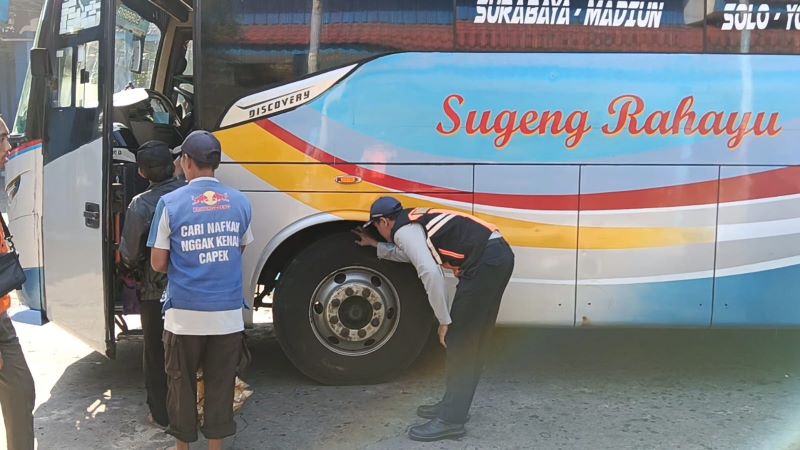 ANTISIPASI KECELAKAAN: Petugas Dishub Jatim memeriksa kondisi angkutan umum di Terminal Kertajaya, Kota Mojokerto, dalam kegiatan ramp check rutin, kemarin (13/10).