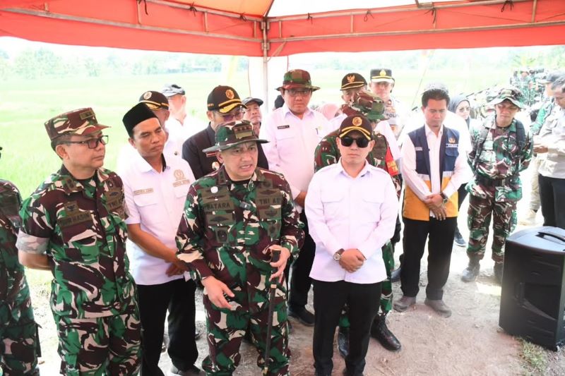 TINGKATKAN INFRASTURKTUR: Danrem 082/CPYJ Kolonel Inf Batara Alex Bulo, Bupati Muhammad Albarraa, serta Dandim 0815 Mojokerto Letkol Inf Abi Swanjoyo didampingi Kades Sumbertanggul Candra Pambudi.